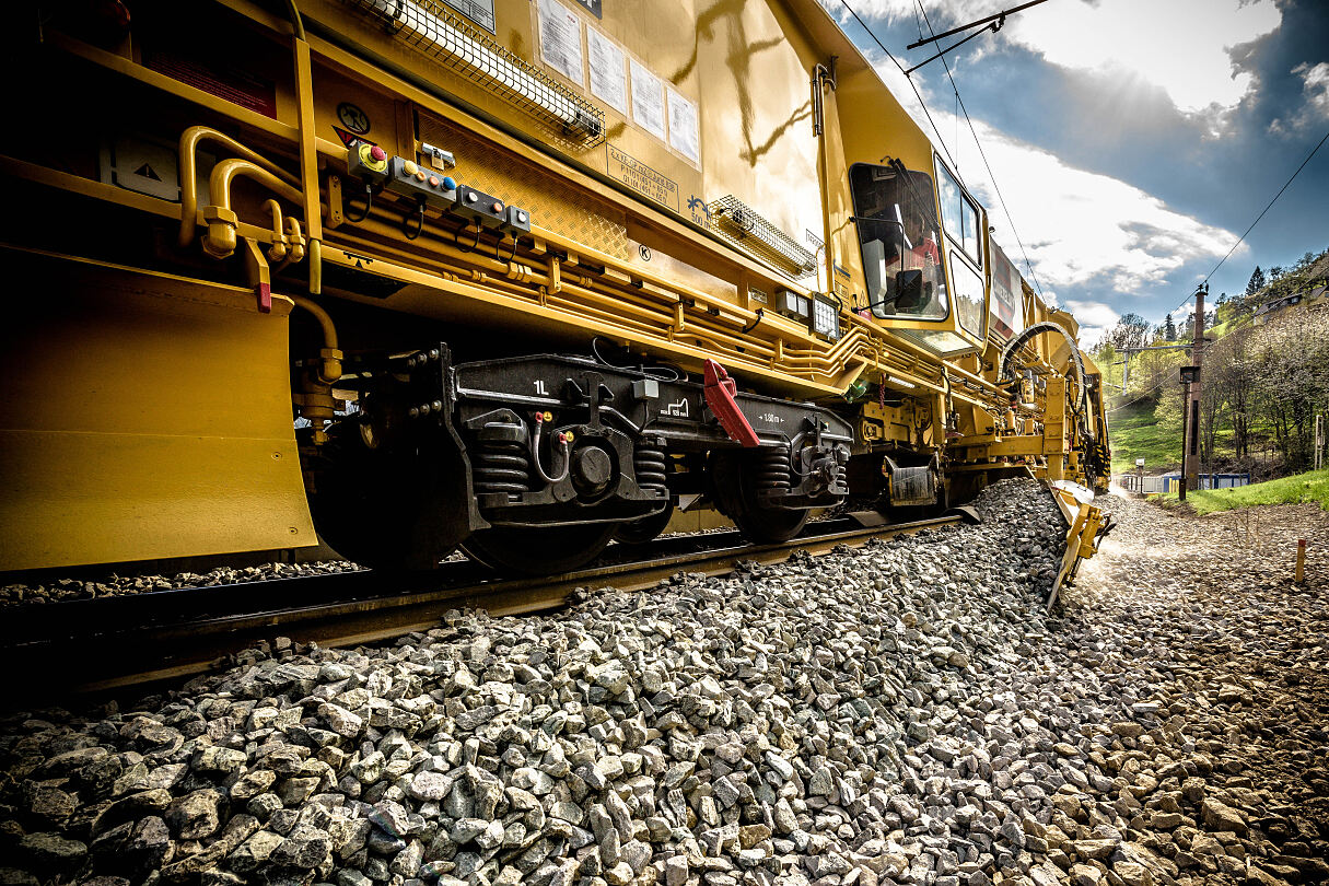 Schotterverteil- und Planierungsmaschine