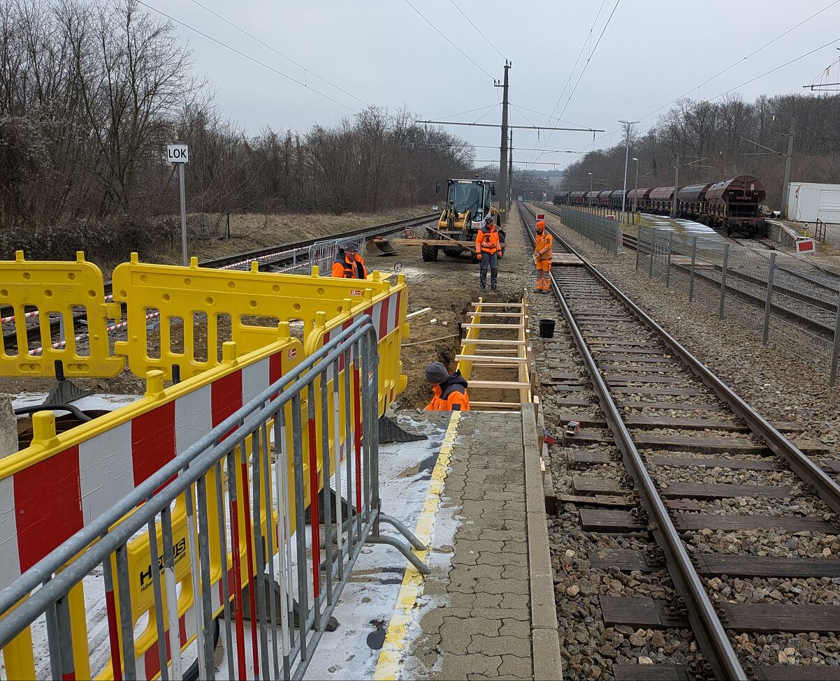 Neubau-Kreuzstetten - Schalung Bahnsteigkantenfundamente