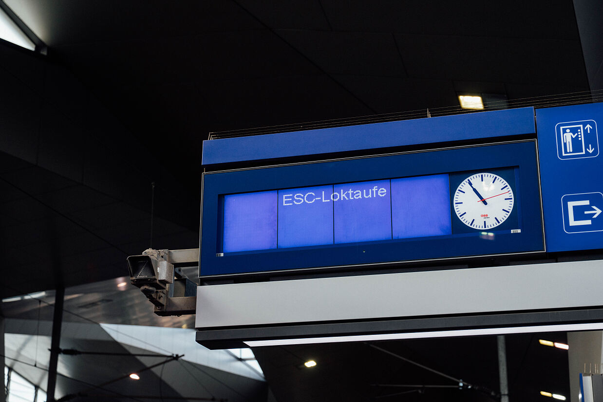 Loktaufe ESC_Anzeigetafel Bahnsteig_2_c_OEBB_Willinger