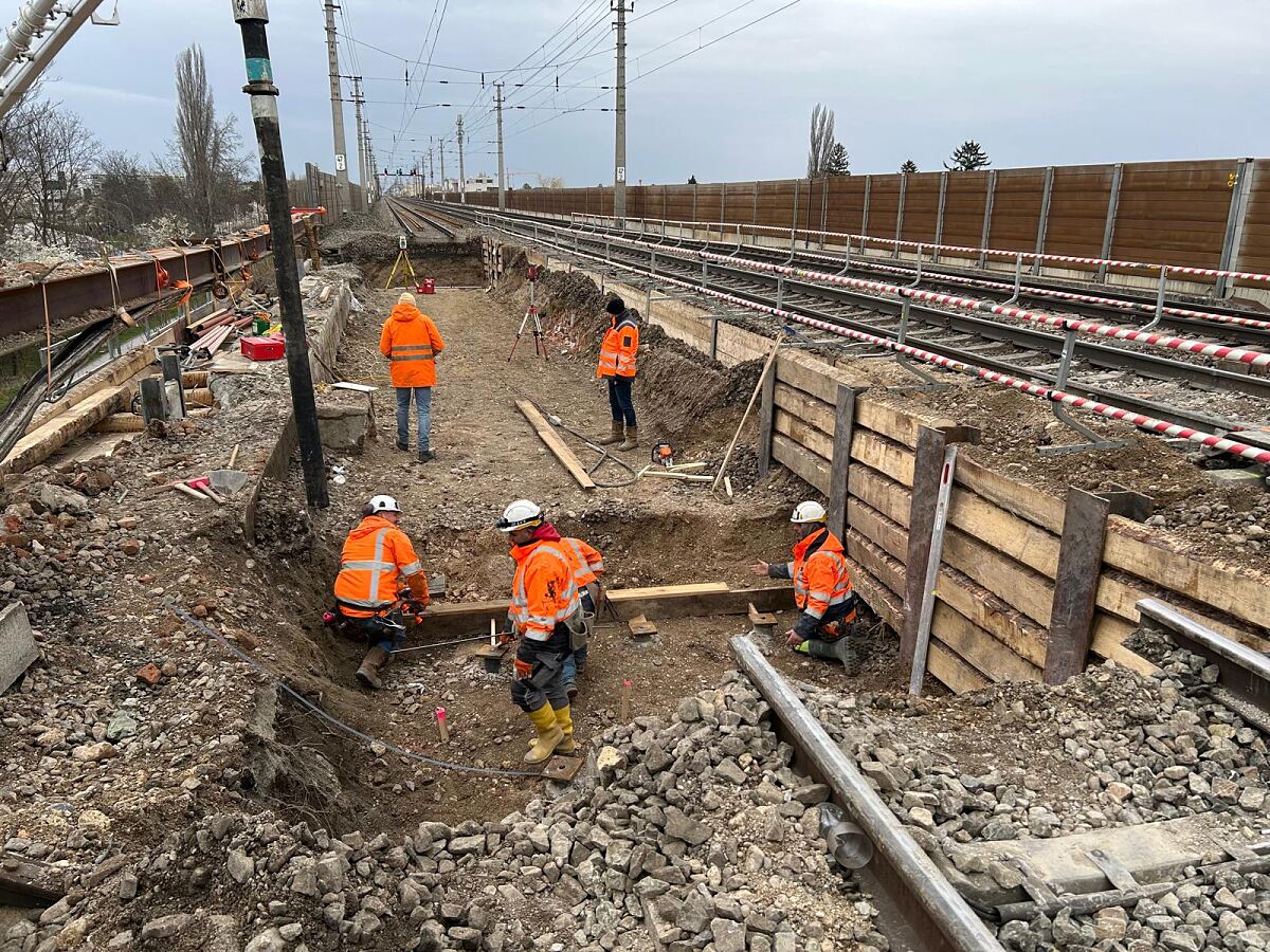 Hilfsbrückeneinbau Warme Fischa in Wr. Neustadt