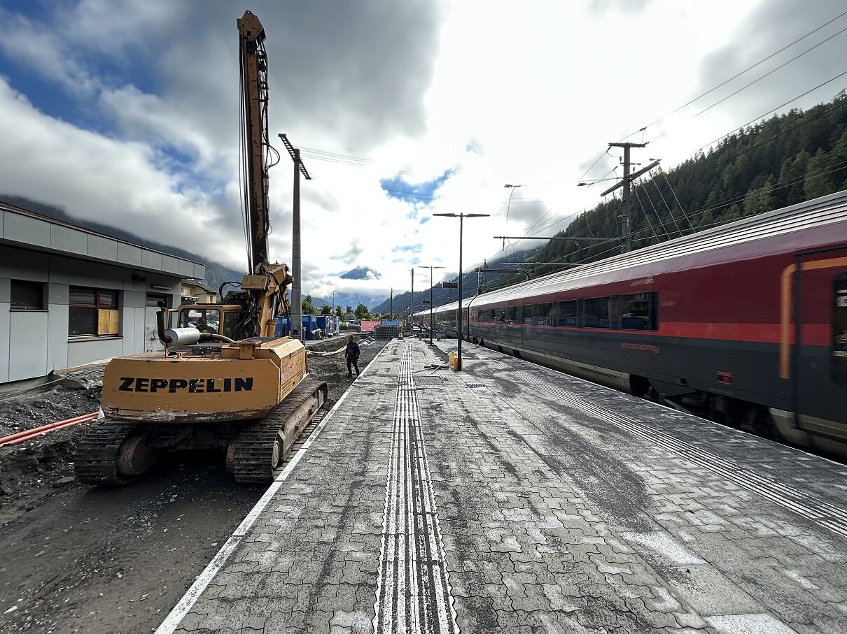 Die Bauarbeiten in Schönwies laufen auf Hochtouren - während der Zugverkehr rollt