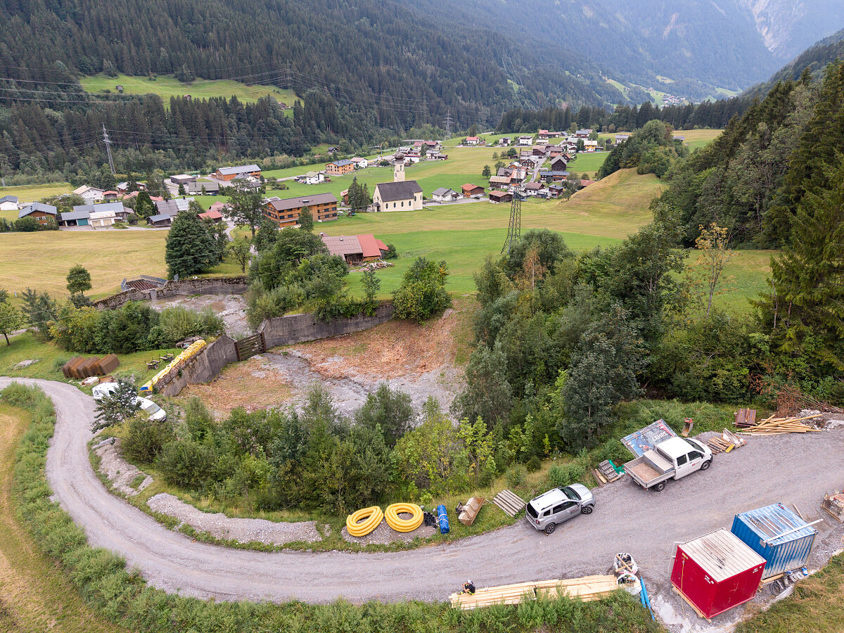 ÖBB Arbeiten für Lawinenschutzdamm an der Arlbergbahnstrecke 