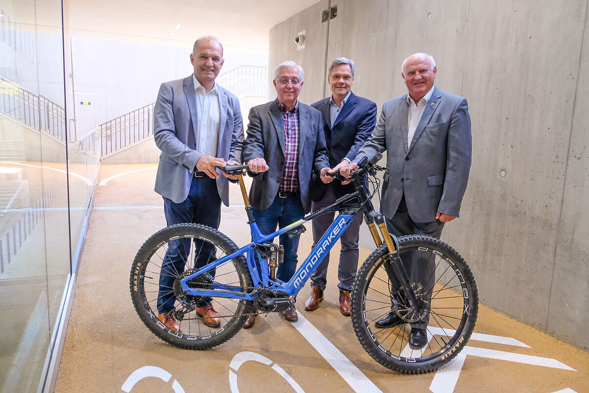 Radwegrampen am Bahnhof Himberg fertiggestellt