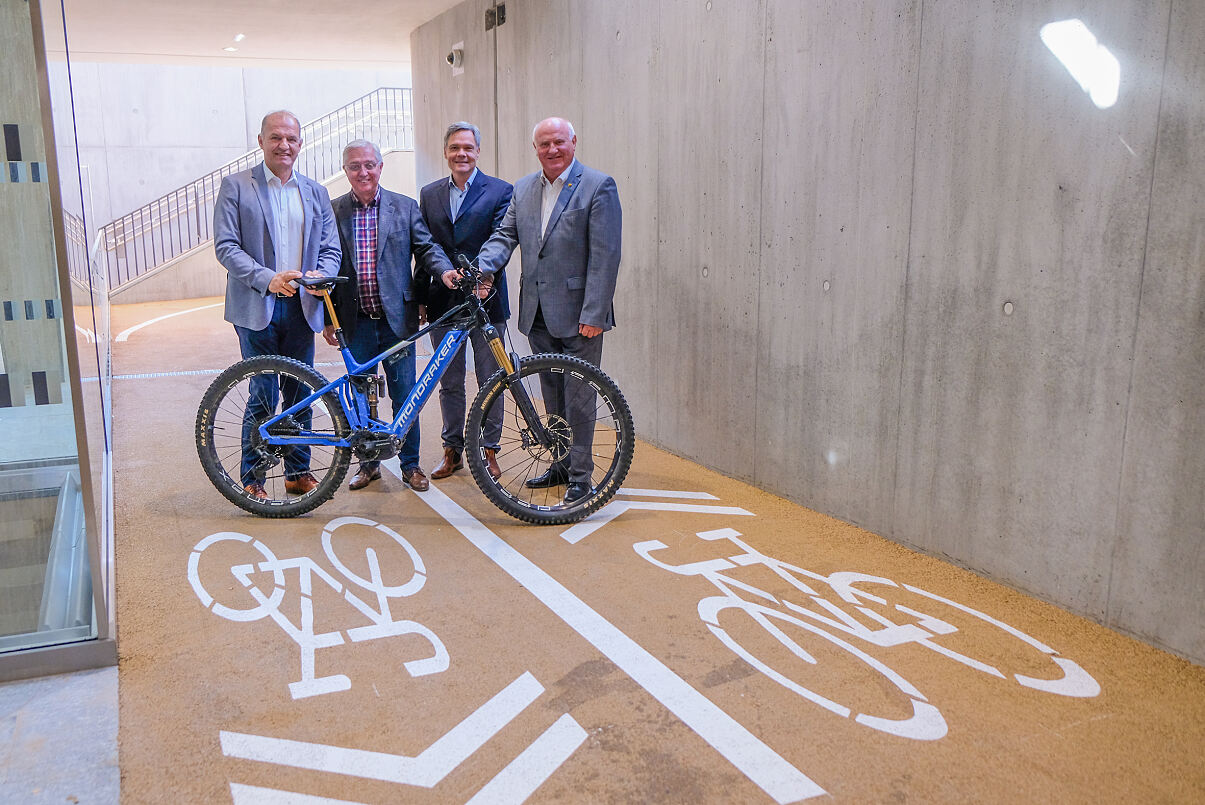 Radwegrampen am Bahnhof Himberg fertiggestellt