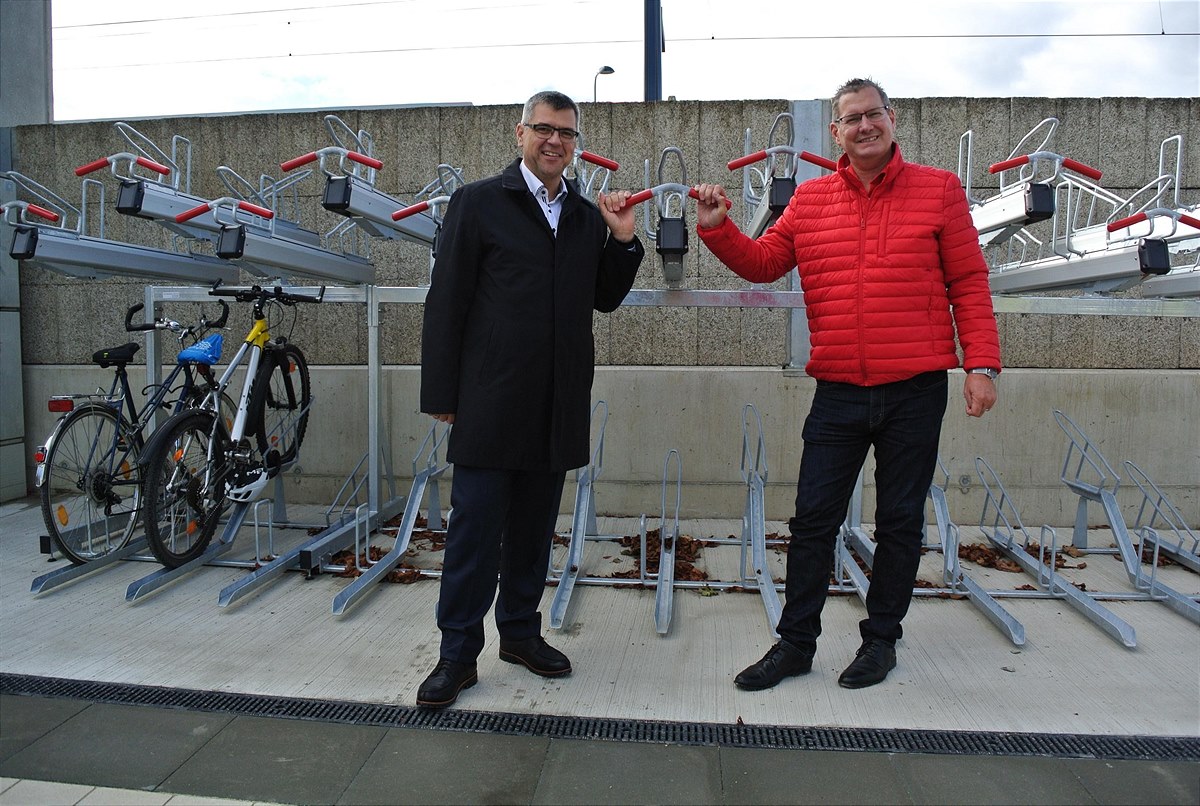 20211014_OEBB_Haltestelle-Wien-Strebersdorf_OEBB-Regionalleiter-Simandl-und-BV-Papai_Fahrradabstellplaetze