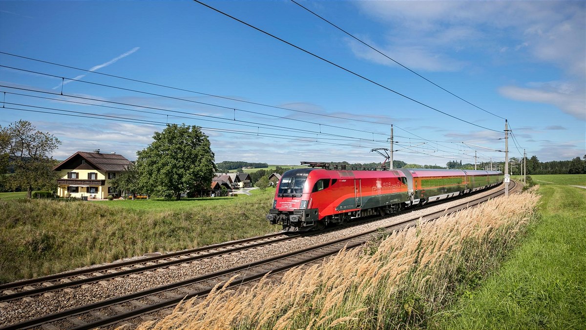 20210927_Bild1-c-OEBB_Harald-Eisenberger-Railjet-in-Landschaft
