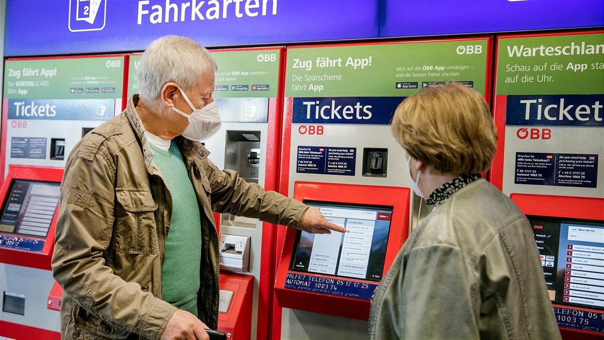 20210927_Bild2-c-OEBB_Harald-Eisenberger-Ticketkauf