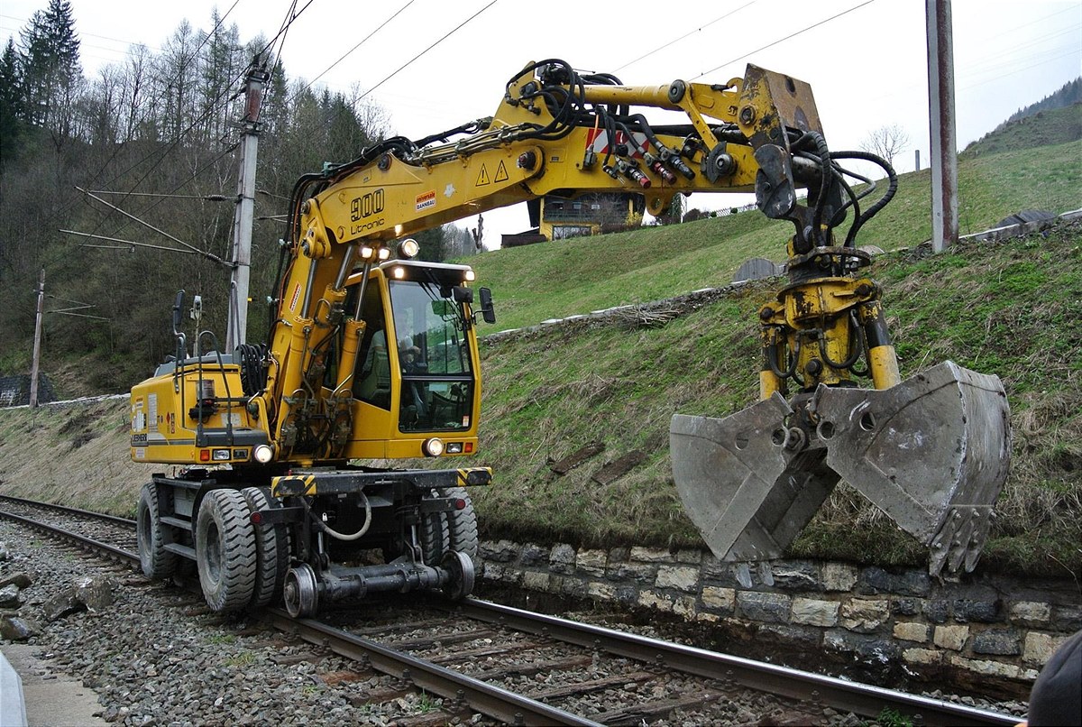 20210906_Zweiwegebagger-c-OEBB-Zitz-Maasa