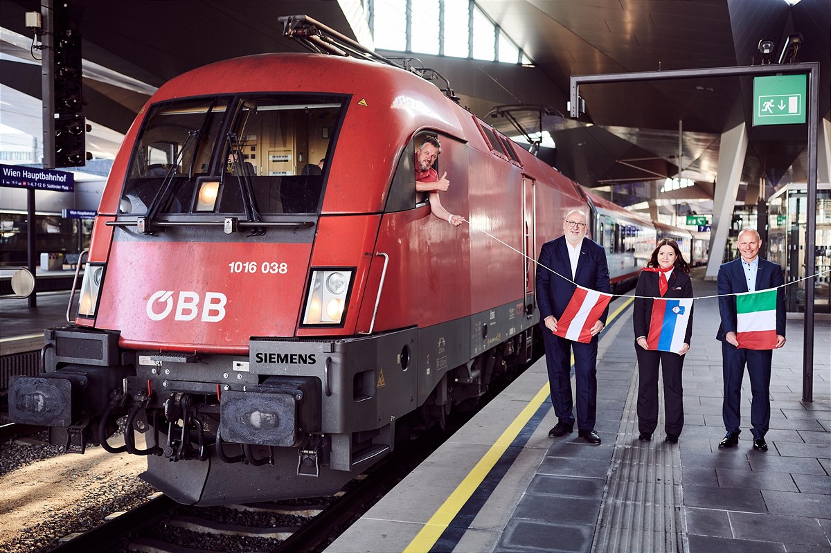20210611_vlnr-OeBB-CEO-Andreas-Matthae-Zugbegleiterin-Leiter-Fernverkehr-Kurt-Bauer_Copyright-OEBB-Marek-Knopp