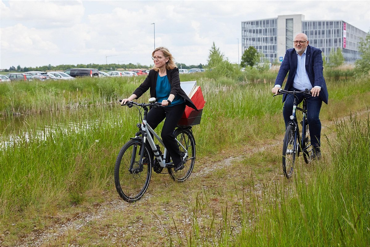 20210602_Klimaschutzministerin-Leonore-Gewessler-und-OeBB-CEO-Andreas-Matthae-beim-Bienen--und-Blumenradeln_Copyright-OeBB_Andreas-Scheiblecker_1