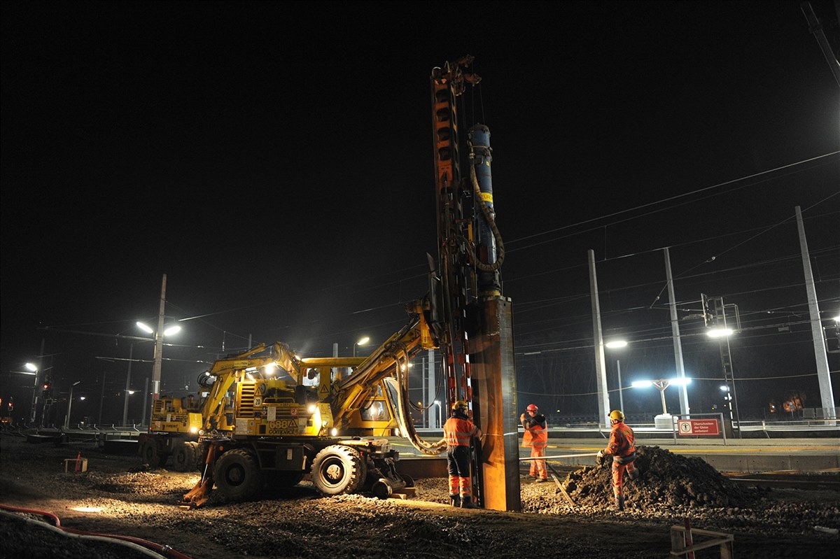 Oberleitungsarbeiten mit Turmwagen Leitungsbau