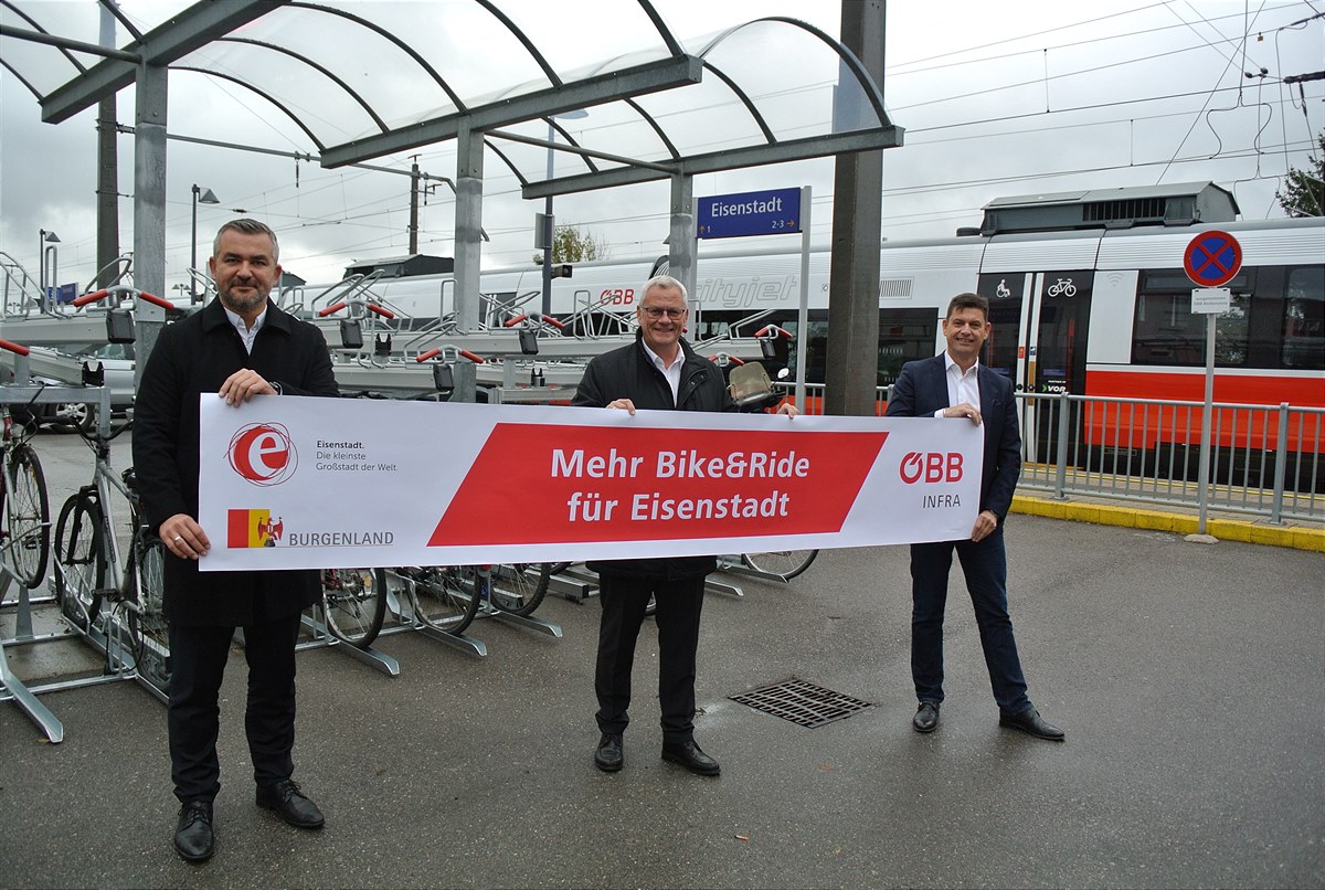 B+R Eisenstadt mit Band vlnr LR Dorner, Bgm. Steiner, ÖBB-GF Pirkl