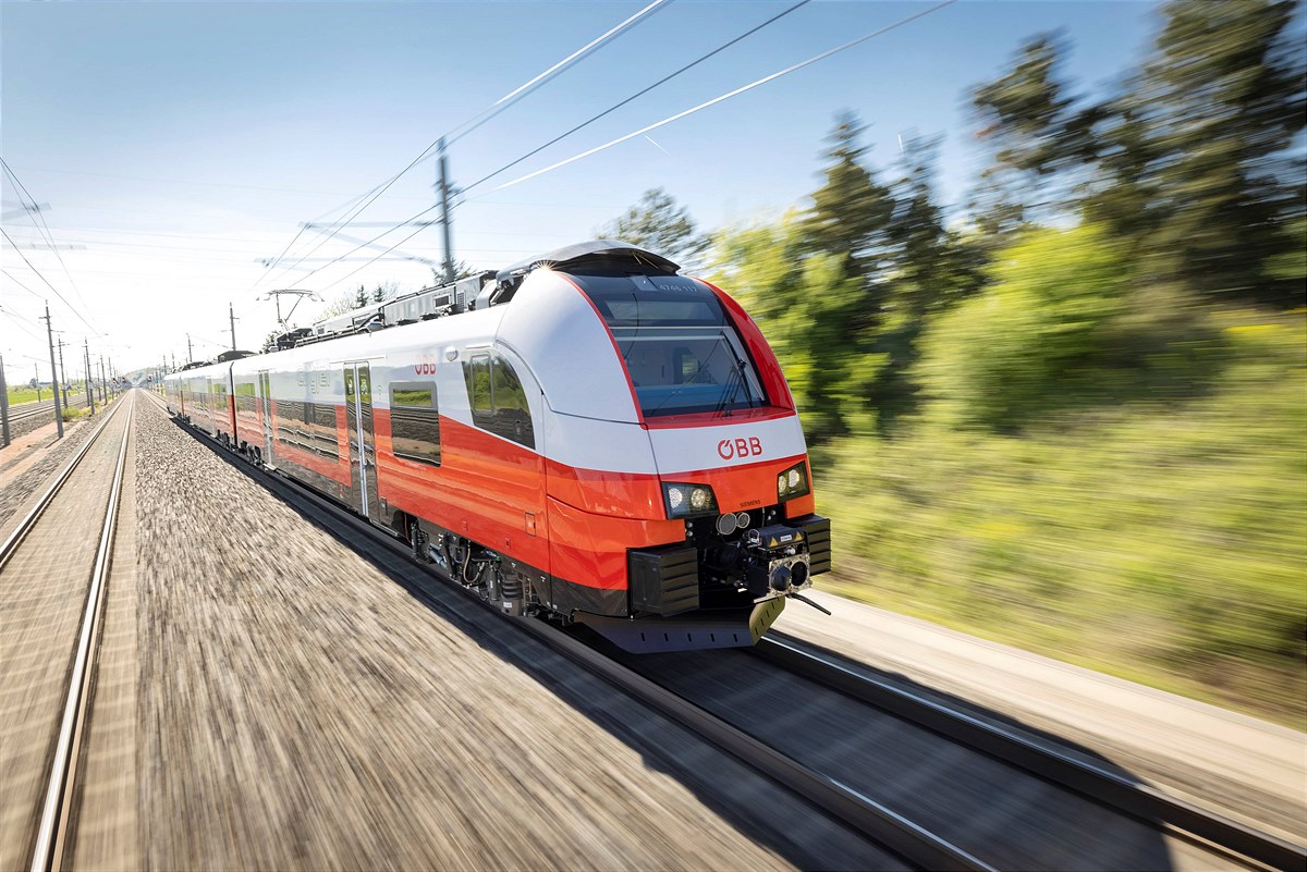 Cityjet in der Landschaft