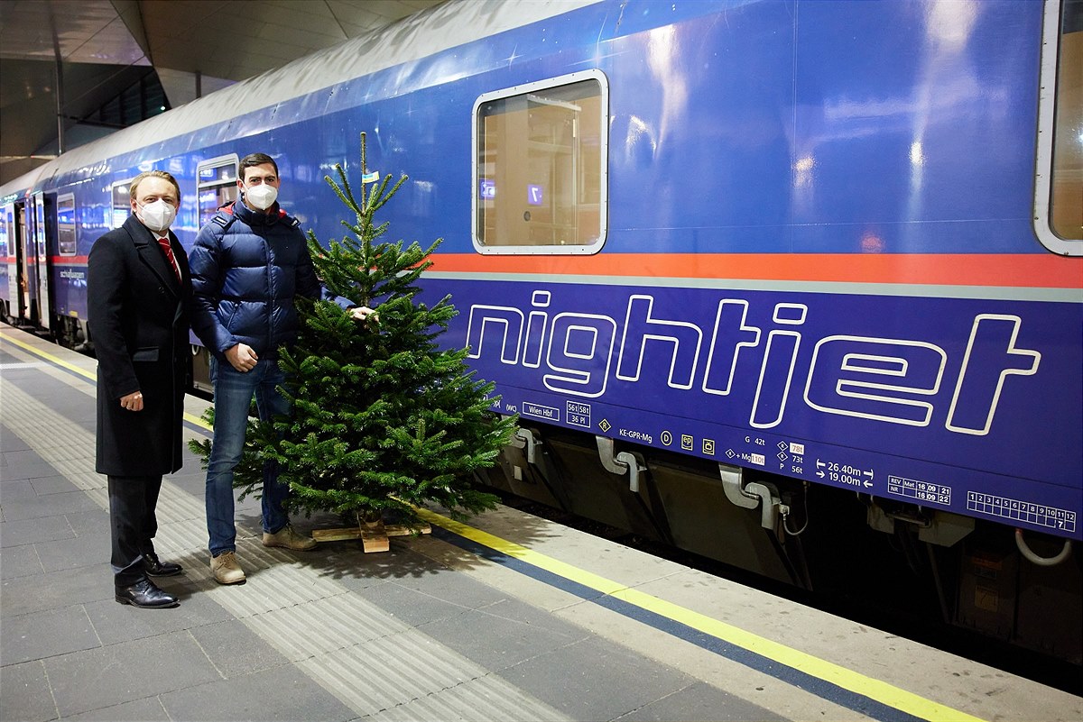 Christbaum Abfahrt Nightjet Bernhuber und Pöllauer (c) ÖBB - Andreas Scheiblecker