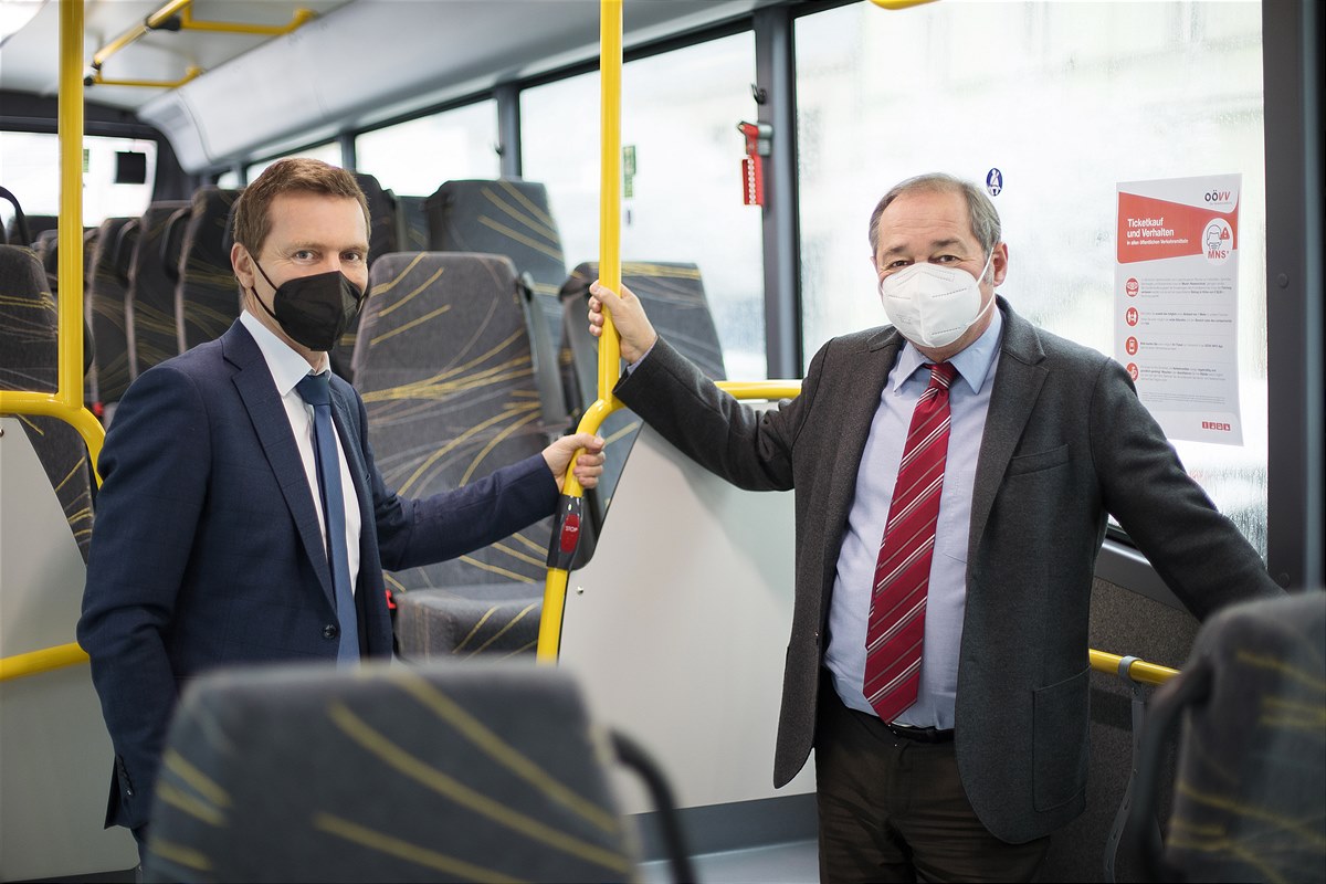 links: Postbus AG Vorstand Alfred Loidl, rechts: OÖVV Geschäftsführer Herbert Kubasta