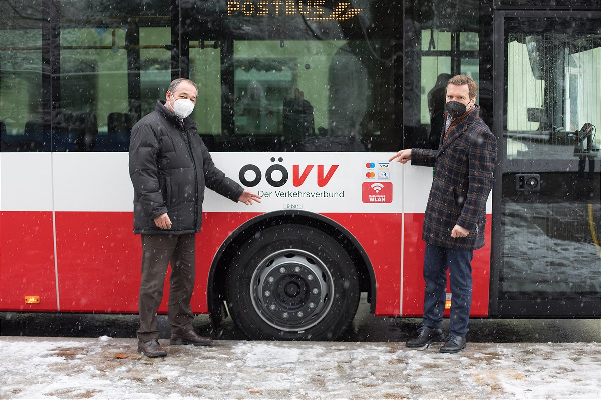 links: Herbert Kubasta, OÖVV Geschäftsführer, rechts: Alfred Loidl, Vorstand Postbus AG