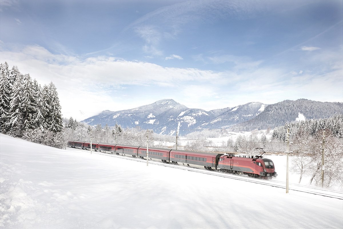 ÖBB Railjet in Winterlandschaft_c_ÖBB Harald Eisenberger