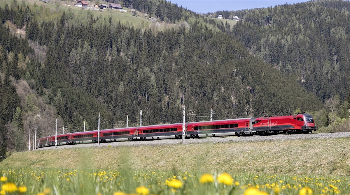 ÖBB_Railjet_in_Frühlingslandschaft_(c)_OEBB_Harald_Eisenberger