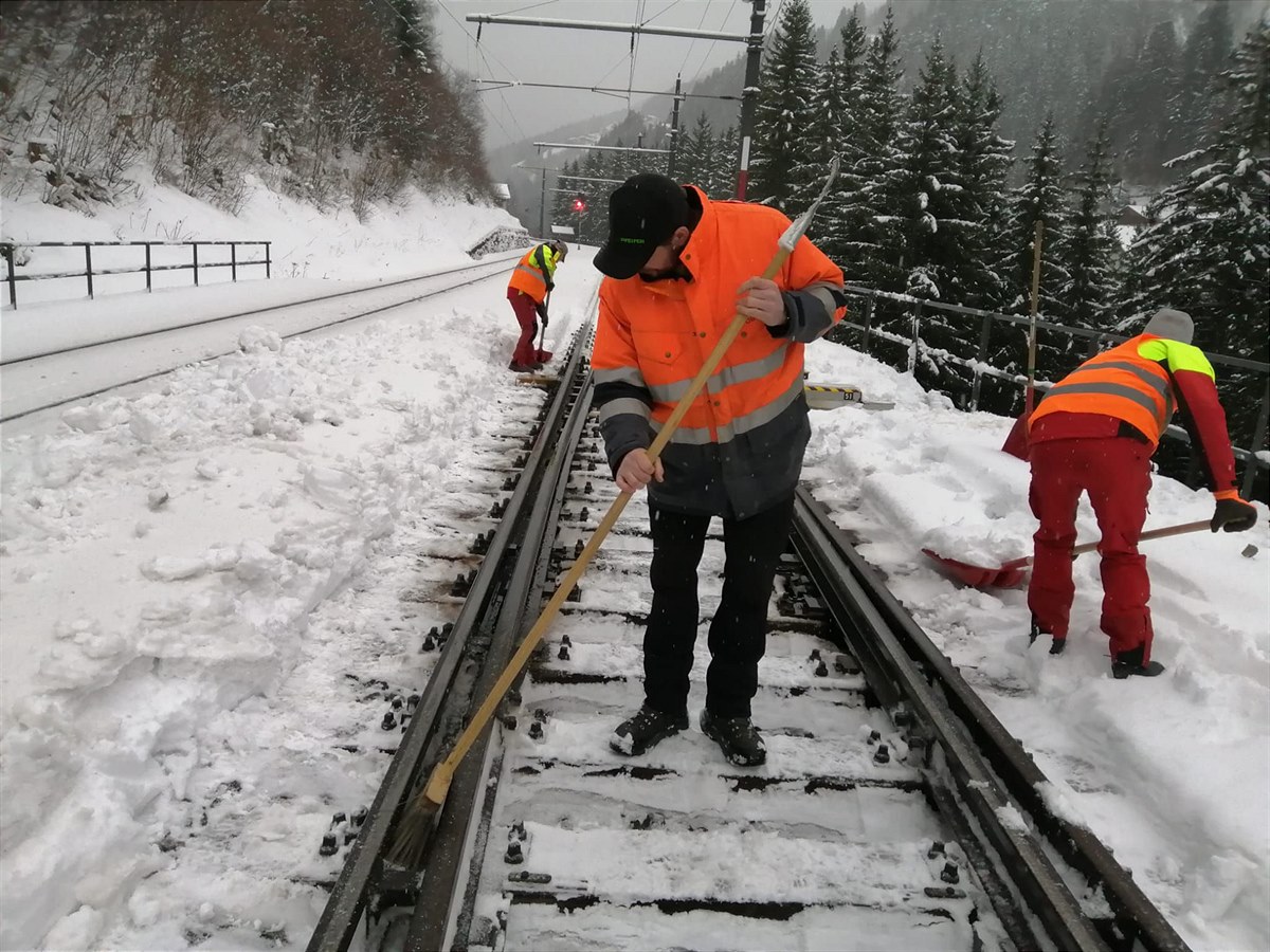 Händische Schneeräumung auf Weichen, Arlbergstrecke