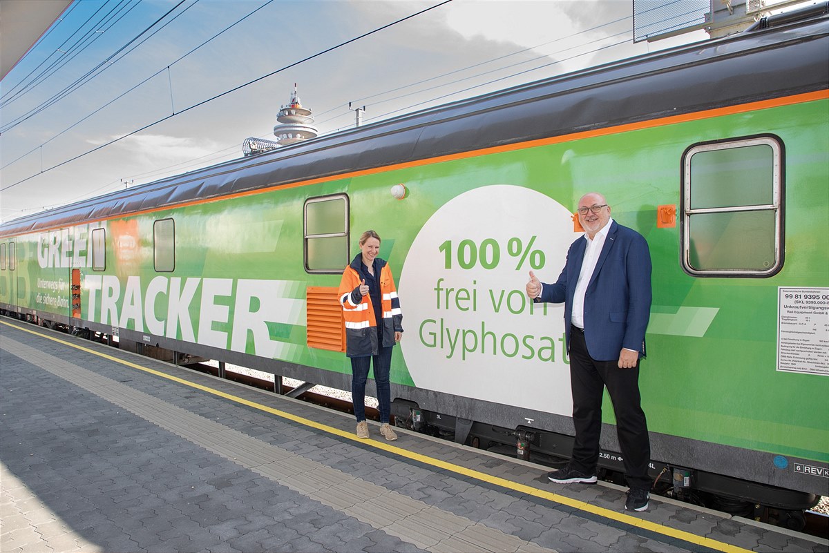 Ewelina Klein und Andreas Matthä präsentieren den 100% glyphosatfreien Greentracker_c_ÖBB-Tanzer