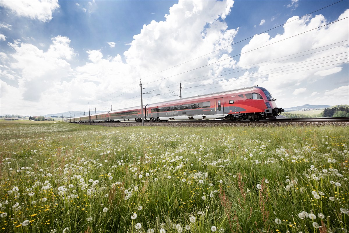 Railjet in der Landschaft