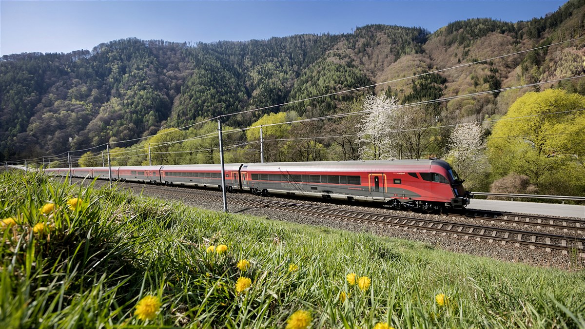 ÖBB Railjet in Landschaft