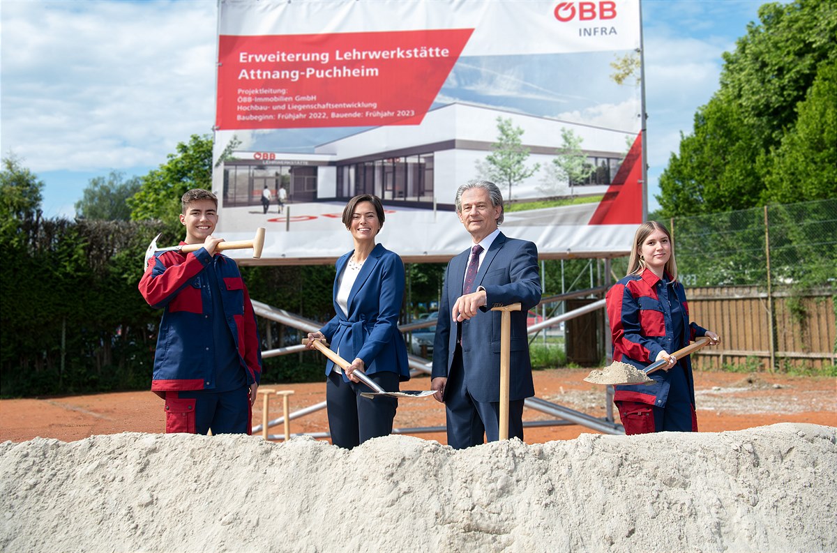 ÖBB-Infrastruktur-Vorständin Silvia Angelo und Attnang-Puchheim-Bgm. Peter Groiß mit den jungen Techniker:innen Lisa-Marie Pietsch und Fabian Kriechbaum (beide lernen Anlagen-Betriebstechnik)