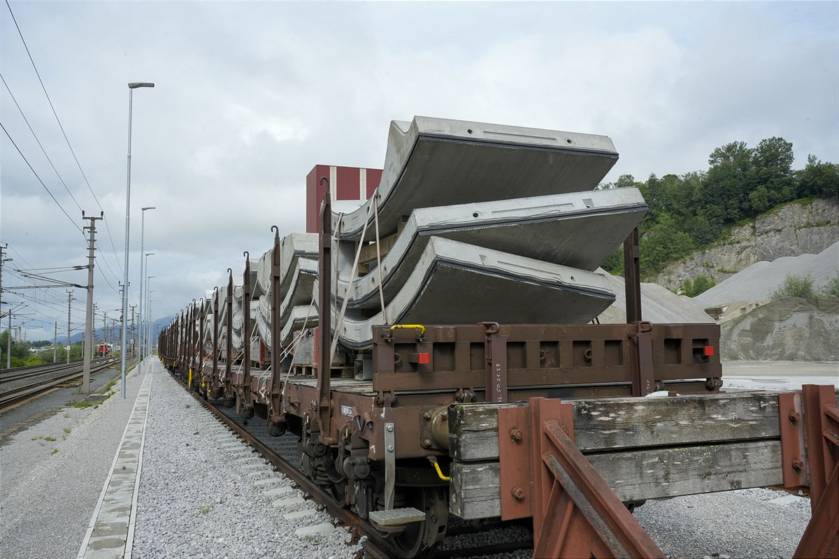 Tübbingtransport durch RCG von Katzenberger in die Schweiz