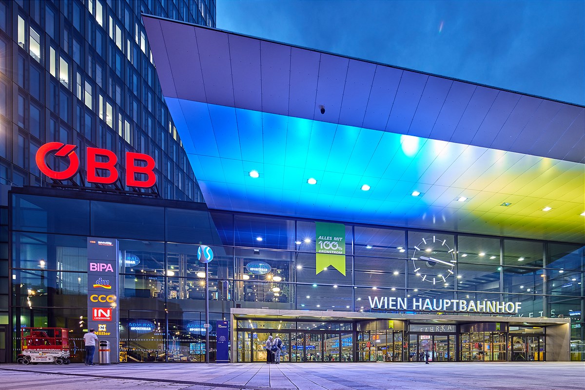 Wien Hbf in den Farben der Ukraine - (c) OEBB_Scheiblecker