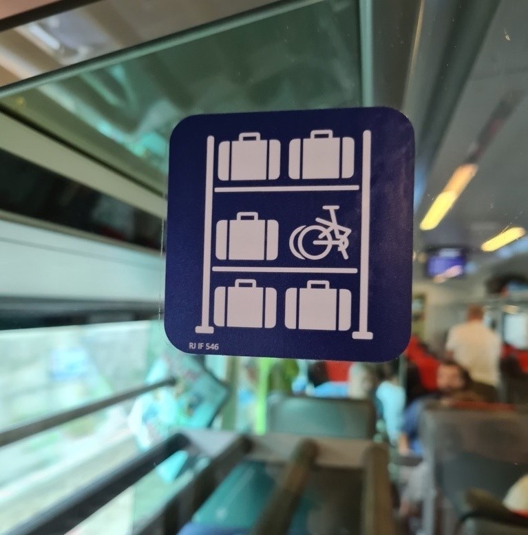 Ablage Faltrad in Gepäckablage ÖBB Railjet (c) ÖBB Krutzler