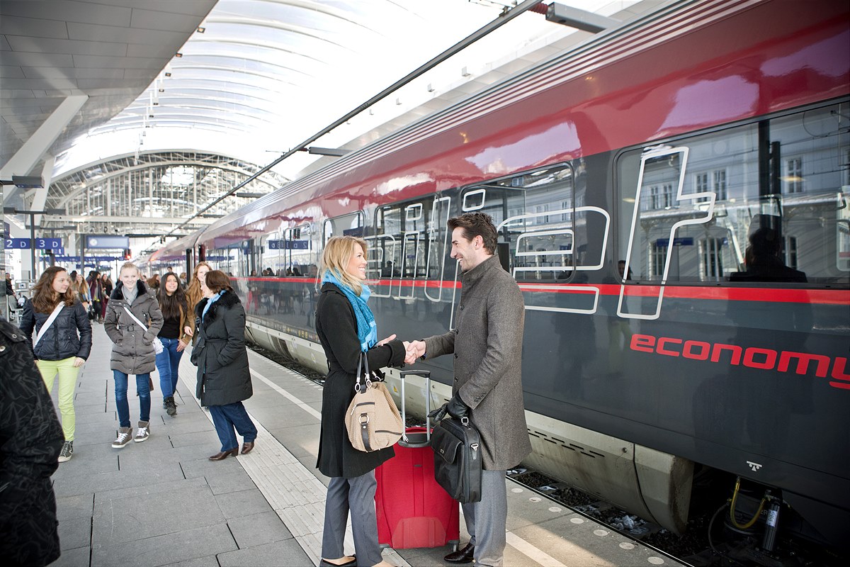 Reisende am Bahnsteig