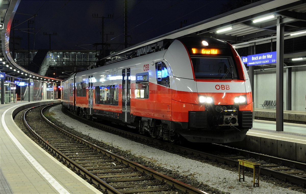 Cityjet DML bei Nacht