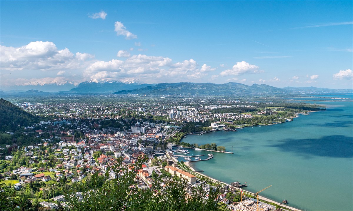 Panorama Bregenz mit Bahntrasse am See