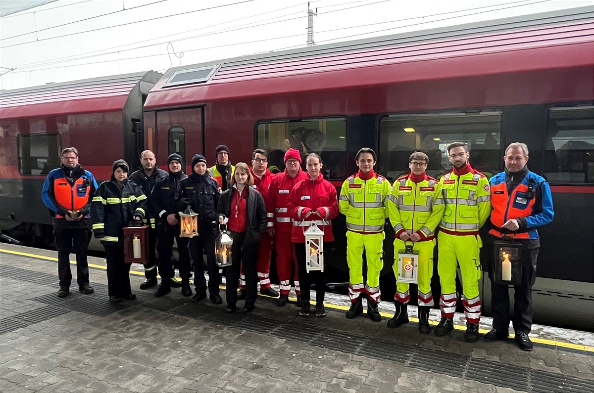 Friedenslicht 2022_Ankunft St. Pölten 1 © ÖBB_Christopher Seif