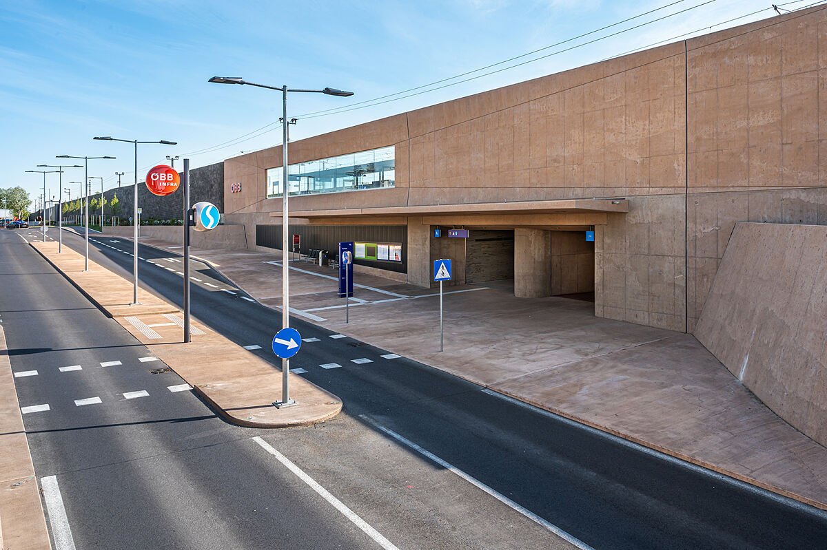 Bahnhof Achau_Vorplatz_Bushaltestelle_Foto ÖBB, Michael Fritscher