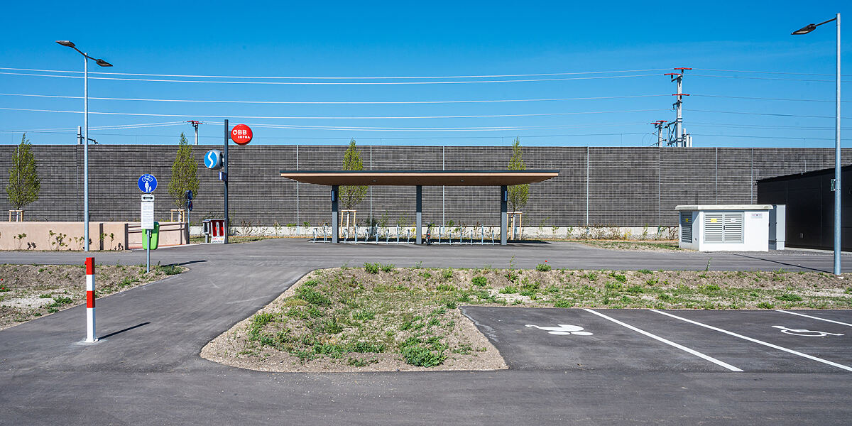 Bahnhof Achau_Vorplatz_Park&Ride-Anlage_barrierefrei, Foto ÖBB, Michael Fritscher