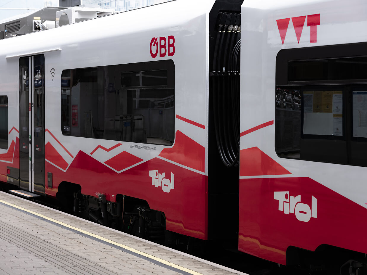 Ankunft erster neuer ÖBB Cityjet Siemens Desiro ML  in Innsbruck