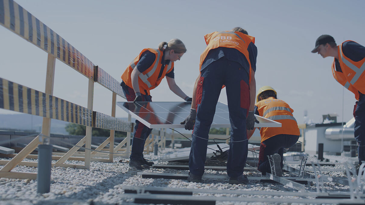 ÖBB Lehrlinge bauen Photovoltaikanlage