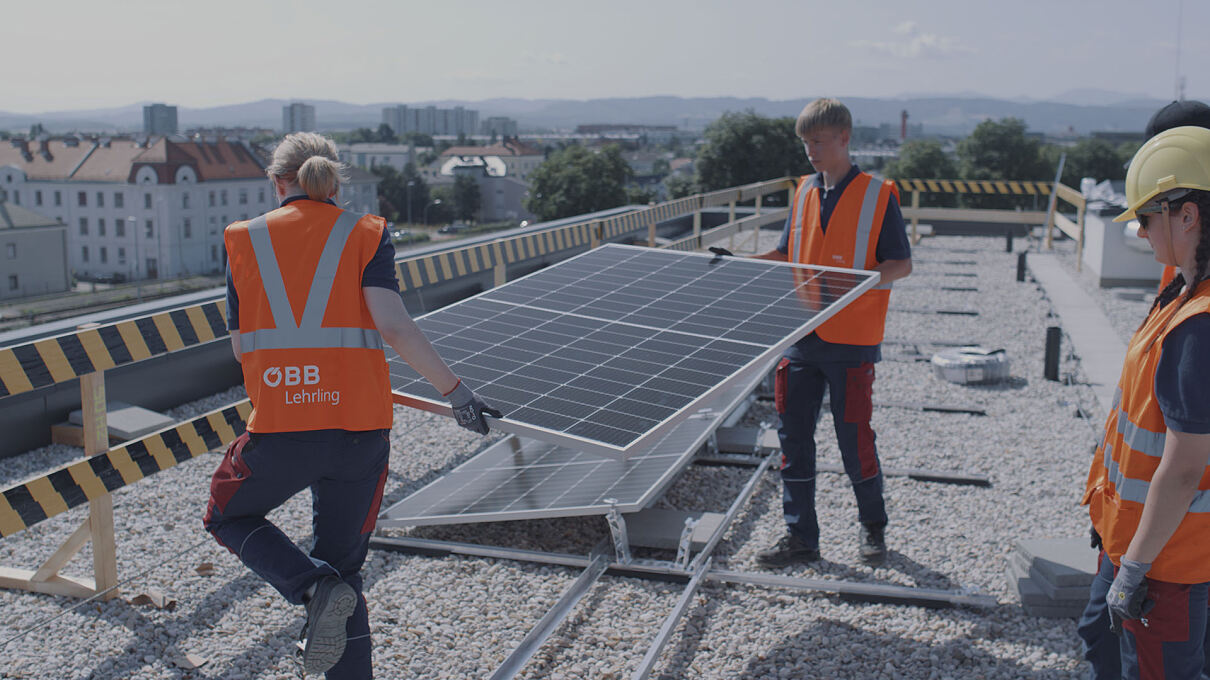 ÖBB Lehrlinge bauen Photovoltaikanlage