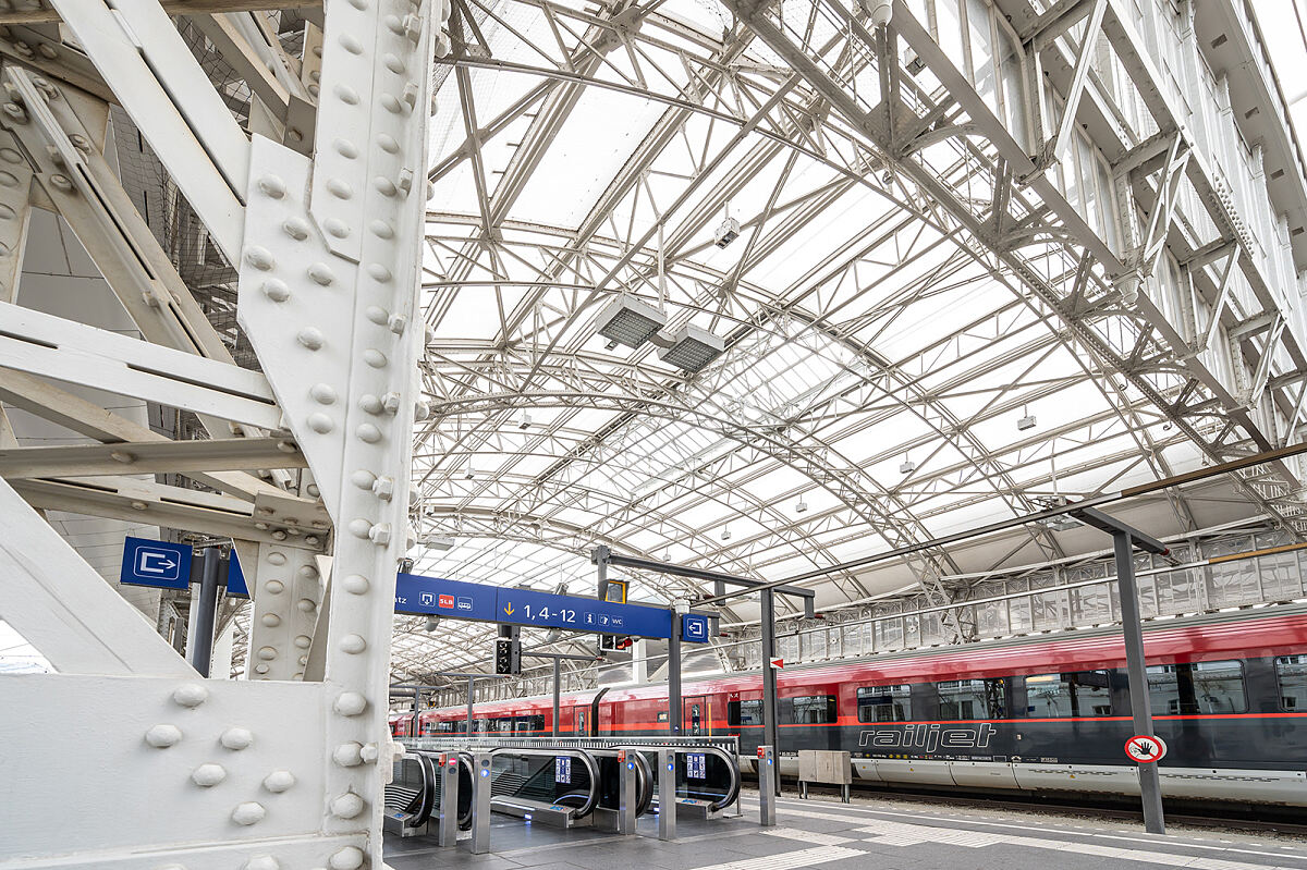 bahnhof-salzburg-hauptbahnhof-bahnsteig-oebb-michaelfritscher-bg