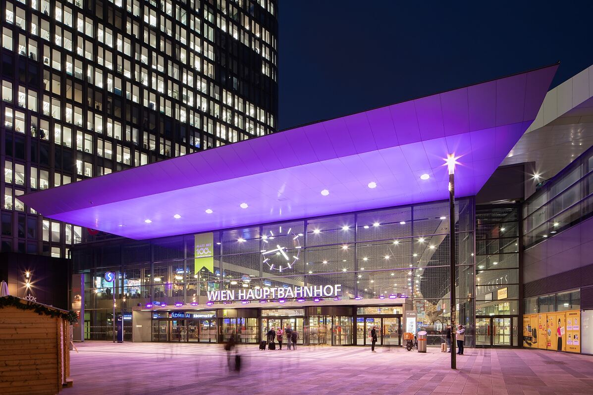 ÖBB Wien Hbf. Purple Light Up