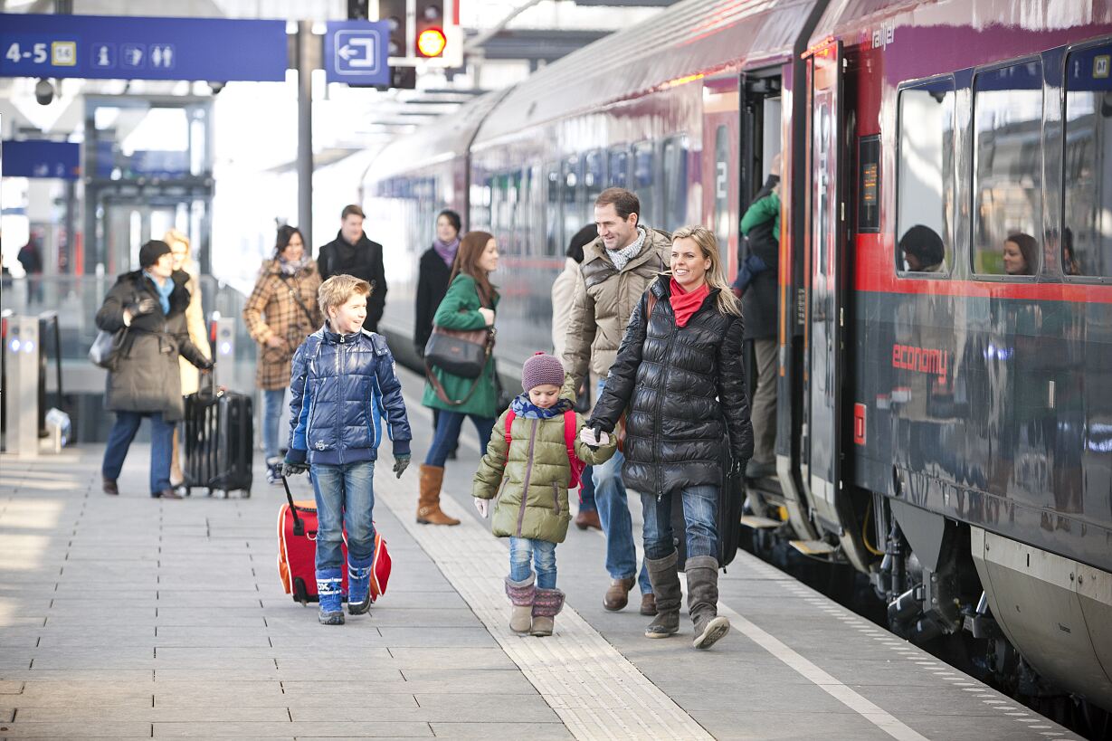 Railjet am Bahnsteig (© ÖBB  Eisenberger)