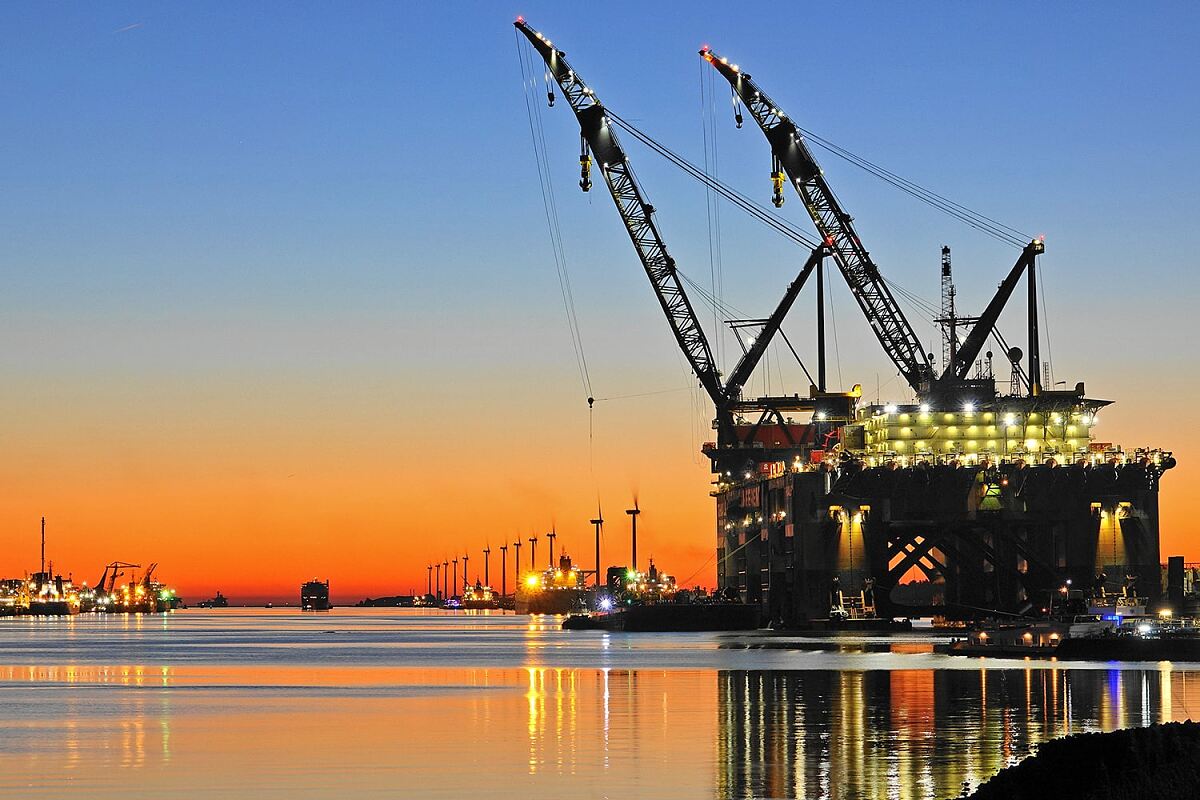 Port of RotterdamThialf Heerema in Calandkanaal
