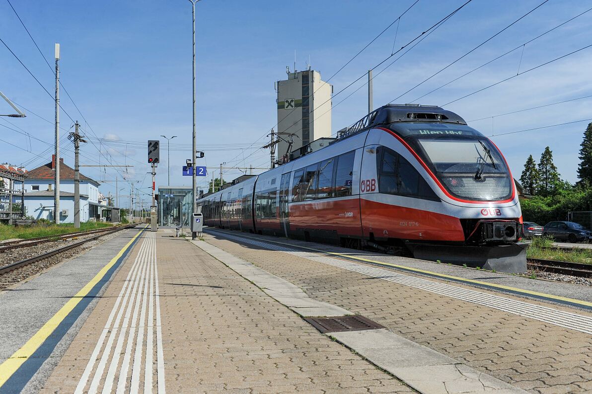ÖBB Cityjet im Bahnhof Himberg