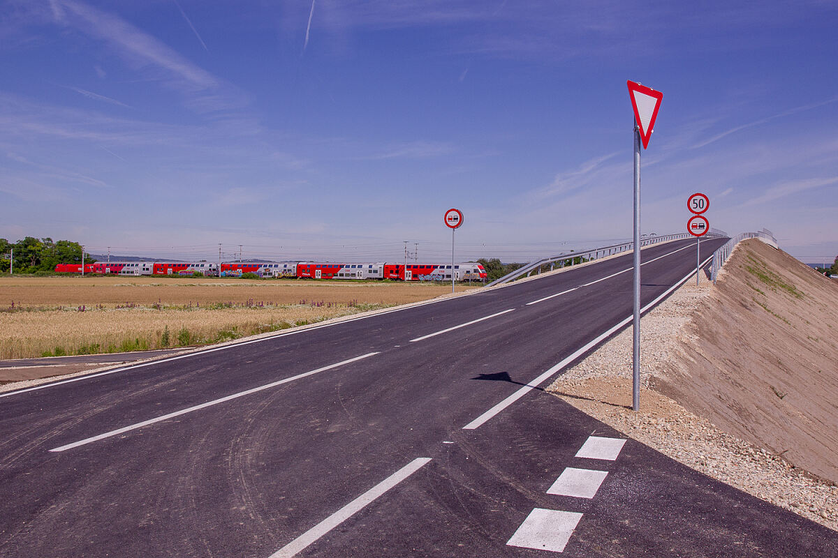 Neue Wirtschaftswegbrücke zwischen Aderklaa und Deutsch-Wagram + Zug