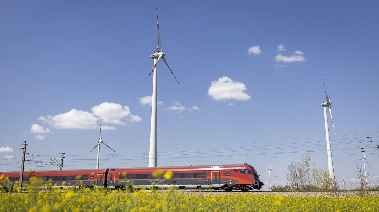 Railjet vor Windrädern