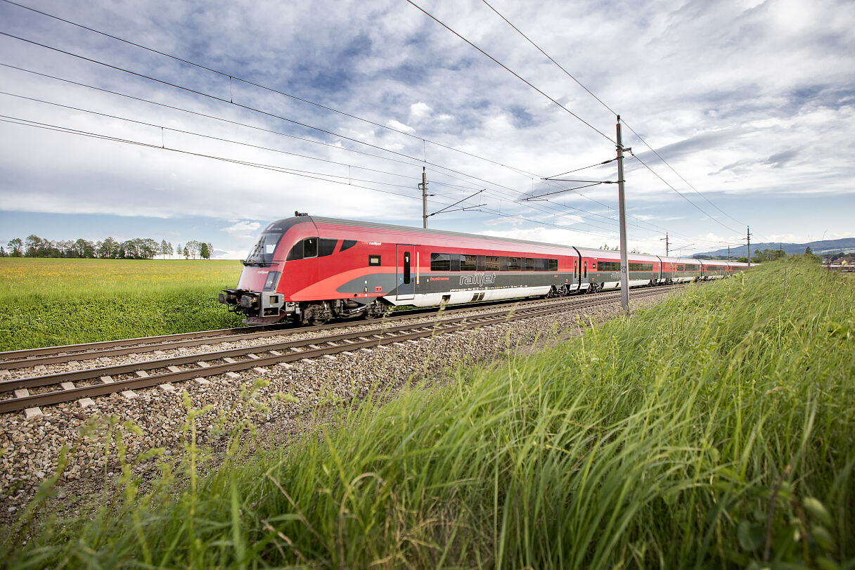 Railjet in der Landschaft