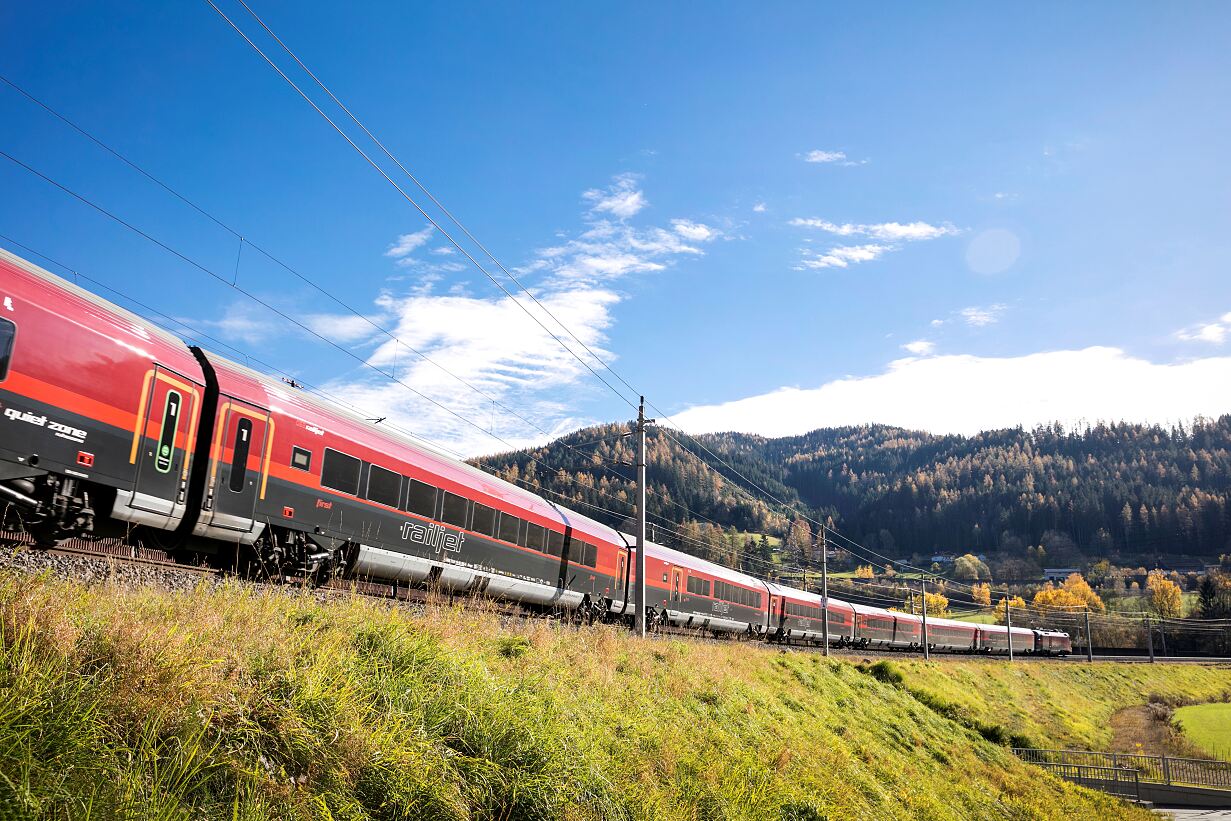 Railjet in der Landschaft