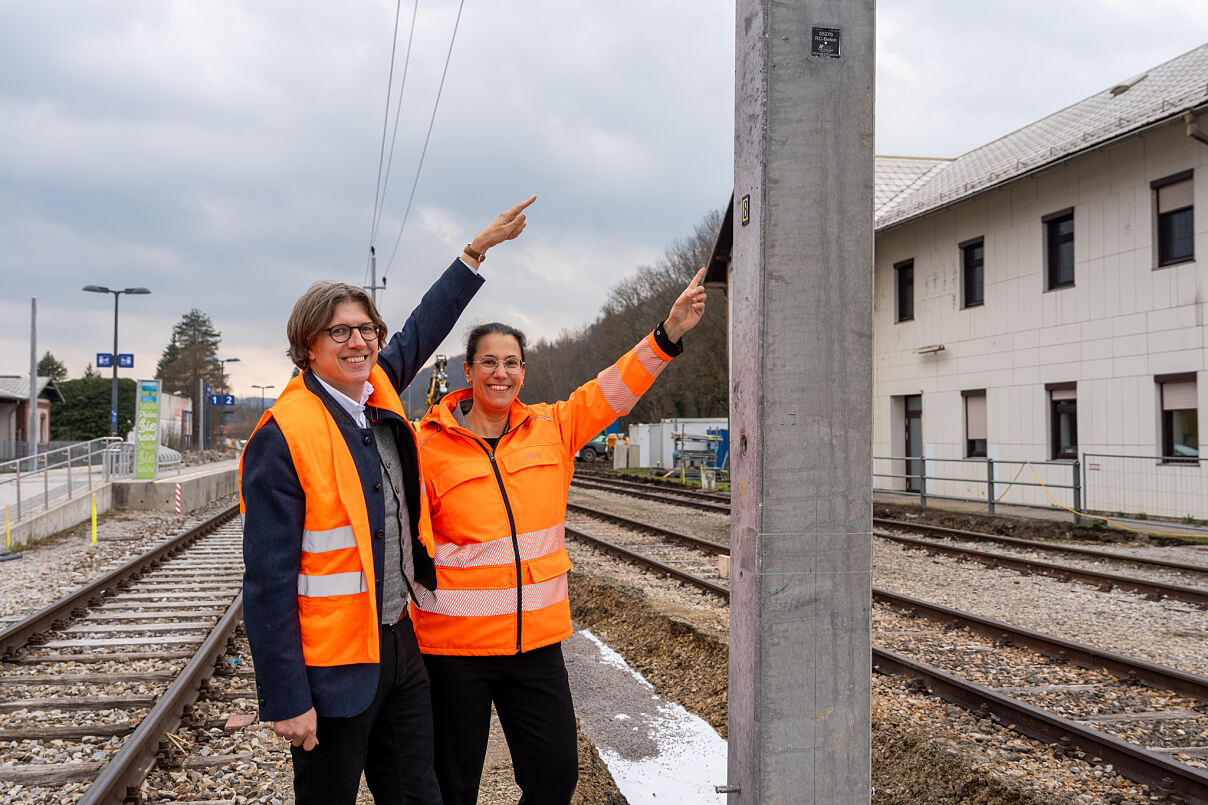 Traiselntalbahn - Grüne Oberleitungsmasten