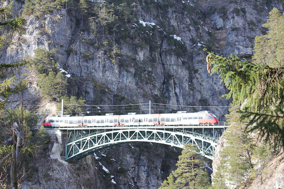 Zug auf Schlossbachviadukt, Karwendelbahn